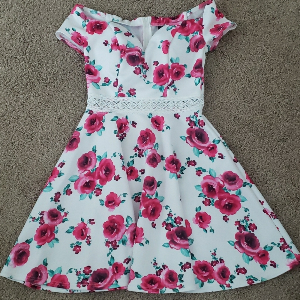 Floral dress w lace detail